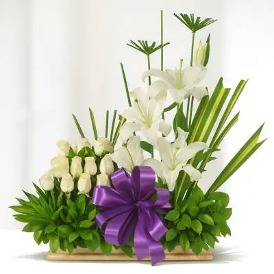 Arreglo Fúnebre Pureza - Fúnebres - Para enviar tus condolencias no hay nada mejor que los arreglos florales, expresa tu sentido pésame a los familiares enviando este hermoso diseño que contiene, rosas blancas, lirios y follajes verdes. Enviando este diseño creará un ambiente de tranquilidad en el seno del hogar que las reciba. - Floresco
