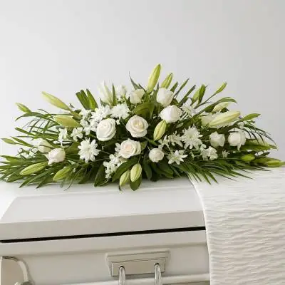 Arreglo Fúnebre Cubre Caja Espiritual - Fúnebres - Por medio de las flores podemos expresar de forma ideal nuestras condolencias a los familiares de la persona que ha fallecido, este lindo arreglo floral cubre caja está diseñado para colocar sobre el cajón fúnebre y está conformado por 18 rosas blancas, lirios blancos y follajes verdes. - Floresco
