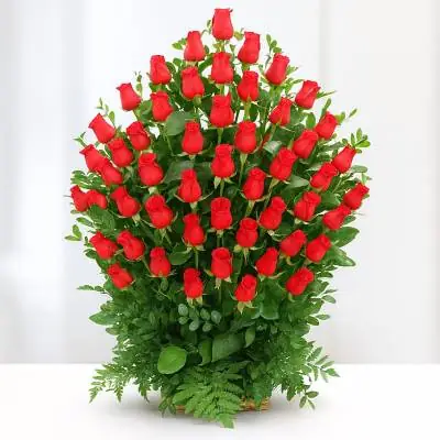 Arreglo Floral Quiero Amarte - Rosas - Las rosas significan amor y romance, pues bien, este diseño solo te permite expresar ese hermoso sentimiento, envía este lindo arreglo floral elaborado en una base de madera, compuesto de 50 rosas y follajes verdes. Sugerimos que acompañes este diseño con chocolates, peluches, globos o vinos para hacer aún más especial tu detalle, en el siguiente paso de la compra puedes agregar a tu orden estos productos si lo deseas. - Floresco