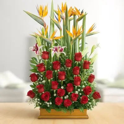 Arreglo Floral Exótico Tucana - Flores Tropicales - Alegra el día a ese ser especial, envíale flores y llena su vida de felicidad, obséquiale este diseño que se ha elaborado sobre una base de madera,&nbsp; con 30 rosas rojas, lirios, aves del paraíso y follajes verdes, Es ideal para cualquier ocasión. Sugerimos que acompañes este diseño con chocolates, peluches, globos o vinos para hacer aún más especial tu detalle, en el siguiente paso de la compra puedes agregar a tu orden estos productos si lo deseas. - Floresco
