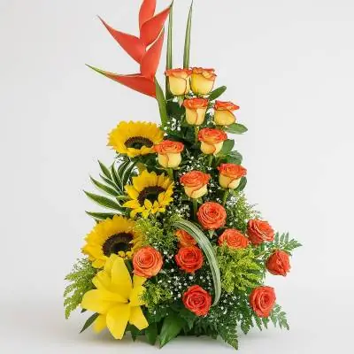 Arreglo Floral Exótico Intocable - Flores Tropicales - No esperes fechas especiales para demostrar tu afecto a esa persona especial, envíale este lindo diseño floral elaborado sobre una base de madera, se compone de 17 rosas, 3 girasoles, heliconias y follajes verdes. Sugerimos que acompañes este diseño con chocolates, peluches, globos o vinos para hacer aún más especial tu detalle, en el siguiente paso de la compra puedes agregar a tu orden estos productos si lo deseas. - Floresco