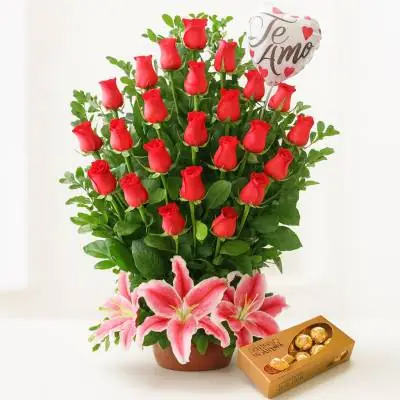 Arreglo Floral Exótico Gamma - Flores Tropicales - Si de conquistar se trata, envía rosas rojas, qué mejor que este hermoso arreglo floral elaborado sobre una base de madera, está compuesto de 24 rosas rojas, lirios y follajes verdes. El diseño incluye una caja de chocolates Ferrero Rocher por 8 unidades y un globo metalizado “Te Amo”. Sugerimos que acompañes este diseño con chocolates, peluches, globos o vinos para hacer aún más especial tu detalle, en el siguiente paso de la compra puedes agregar a tu orden estos productos si lo deseas. - Floresco