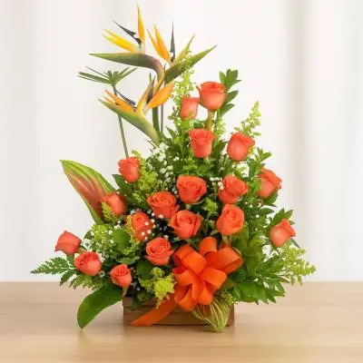 Arreglo Floral Exótico Esplendor - Flores Tropicales - Muchas veces sentimos la necesidad de decir cosas que con palabras no podemos expresar, este delicado diseño hablará por ti, regala este hermoso arreglo floral exótico elaborado sobre una base de madera el cual se compone de 18 rosas en tono salmón o rosado, aves del paraíso y follajes verdes. Sugerimos que acompañes este diseño con chocolates, peluches, globos o vinos para hacer aún más especial tu detalle, en el siguiente paso de la compra puedes agregar a tu orden estos productos si lo deseas. - Floresco