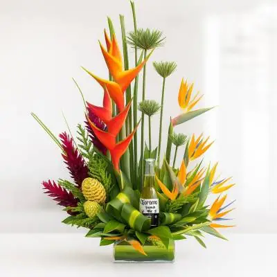 Arreglo Floral Exótico Apolo - Flores Tropicales - Hazle llegar a ese ser querido toda tu luz y buena energía, envíale esta combinación de flores exóticas y finos follajes asentadas en una base de madera. El diseño incluye una botella de cerveza. Sugerimos que acompañes este diseño con chocolates, peluches o vinos para hacer aún más especial tu detalle, en el siguiente paso de la compra puedes agregar a tu orden estos productos si lo deseas. - Floresco
