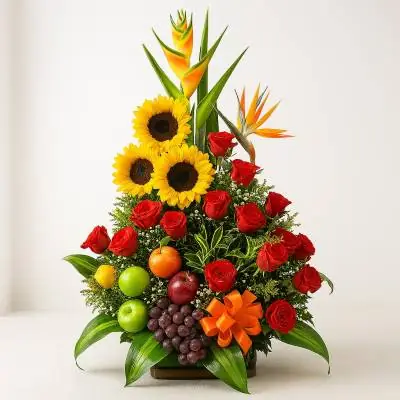 Arreglo Floral con Frutas Trópico - Fruteros - Las flores y las frutas son una de las combinaciones mas perfectas para regalar, envía este lindo diseño floral elaborado sobre una base de madera, contiene 18 rosas rojas, girasoles, heliconia, ave del paraíso, follajes verdes y frutas frescas. Sugerimos que acompañes este diseño con chocolates, peluches, globos o vinos para hacer aún más especial tu detalle, en el siguiente paso de la compra puedes agregar a tu orden estos productos si lo deseas. - Floresco