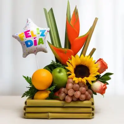 Arreglo Floral con Frutas Tamarillo - Fruteros - Tú sólo tienes que recordar las fechas importantes, nosotros hacemos el resto. Elige este lindo diseño sobre una base de bambú o similar que se compone de 2 rosas, girasol, heliconia, follajes verdes y frutas frescas. El diseño incluye un globo metalizado de Feliz día. Sugerimos que acompañes este diseño con chocolates, peluches o vinos para hacer aún más especial tu detalle, en el siguiente paso de la compra puedes agregar a tu orden estos productos si lo deseas. - Floresco