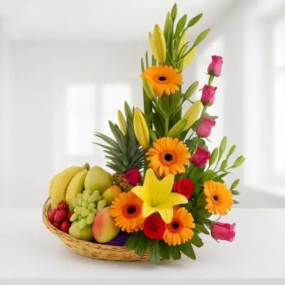 Arreglo Floral con Frutas Quinata - Fruteros - No hace falta una fecha especial para regalar flores, sorprende a ese ser especial a través de este lindo diseño floral elaborado sobre base de mimbre o madera, el cual se compone de rosas, gerberas, lirios, follajes verdes y frutas tropicales frescas. Sugerimos que acompañes este diseño con chocolates, peluches o vinos para hacer aún más especial tu detalle, en el siguiente paso de la compra puedes agregar a tu orden estos productos si lo deseas. - Floresco