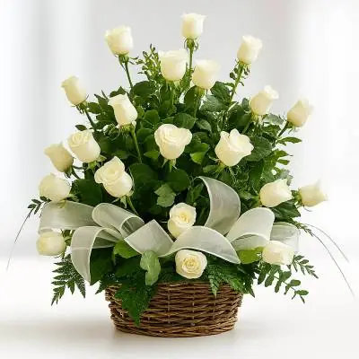 Arreglo Floral Blanco Puro - Fúnebres - Las rosas blancas expresan tranquilidad, paz y armonía, expresa tus sentidas condolencias a la familia de ese ser que ha partido por medio de este lindo diseño floral, envíale esta hermosa canasta de mimbre o similar, que contiene rosas blancas y follajes verdes. - Floresco