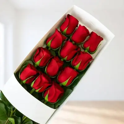 Caja de 12 Rosas Rojas - Cajas - Por medio de este delicado diseño podrás expresar todo tu amor y afecto a tu ser querido, regala esta linda caja con 12 rosas rojas y follajes verdes y demuéstrale lo importante que es para ti.&nbsp;La caja lleva su respectiva tapa. Sugerimos que acompañes este diseño con chocolates, peluches o vinos para hacer aún más especial tu detalle, en el siguiente paso de la compra puedes agregar a tu orden estos productos si lo deseas. - Floresco
