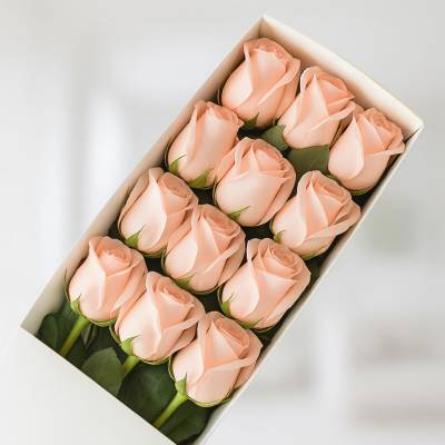 Caja de 12 Rosas Rosadas - Cajas - Por medio de este delicado diseño podrás expresar todo tu amor y afecto a tu ser querido, regala esta linda caja con 12 rosas rosadas y follajes verdes y demuéstrale lo importante que es para ti. La caja lleva su respectiva tapa. Sugerimos que acompañes este diseño con chocolates, peluches, globos o vinos para hacer aún más especial tu detalle, en el siguiente paso de la compra puedes agregar a tu orden estos productos si lo deseas. - Floresco