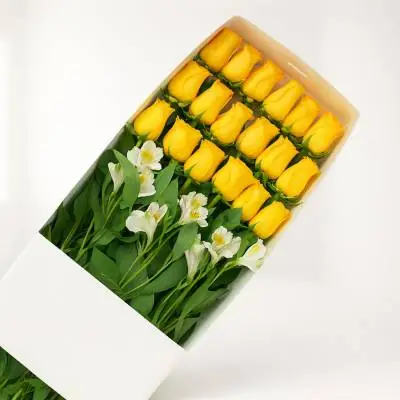 Caja de 18 Rosas Amarillas - Cajas - Por medio de este delicado diseño podrás expresar todo tu amor y afecto a tu ser querido, regala esta linda caja con 18 rosas amarillas y follajes verdes y demuéstrale lo importante que es para ti.&nbsp;La caja lleva su respectiva tapa. Sugerimos que acompañes este diseño con chocolates, peluches o vinos para hacer aún más especial tu detalle, en el siguiente paso de la compra puedes agregar a tu orden estos productos si lo deseas. - Floresco