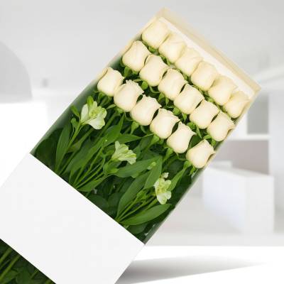 Caja de 18 Rosas Blancas - Cajas - Por medio de este delicado diseño podrás expresar todo tu amor y afecto a tu ser querido, regala esta linda caja con 18 rosas blancas y follajes verdes y demuéstrale lo importante que es para ti. La caja lleva su respectiva tapa. Sugerimos que acompañes este diseño con chocolates, peluches, globos o vinos para hacer aún más especial tu detalle, en el siguiente paso de la compra puedes agregar a tu orden estos productos si lo deseas. - Floresco