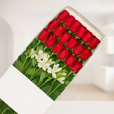 Caja de 18 Rosas Rojas - Cajas - Por medio de este delicado diseño podrás expresar todo tu amor y afecto a tu ser querido, regala esta linda caja con 18 rosas rojas y follajes verdes y demuéstrale lo importante que es para ti.&nbsp;La caja lleva su respectiva tapa. Sugerimos que acompañes este diseño con chocolates, peluches o vinos para hacer aún más especial tu detalle, en el siguiente paso de la compra puedes agregar a tu orden estos productos si lo deseas. - Floresco