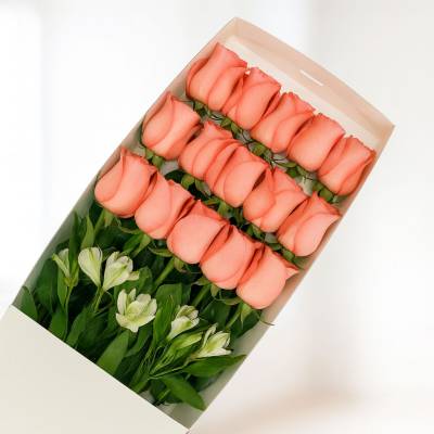 Caja de 18 Rosas Rosadas - Cajas - Por medio de este delicado diseño podrás expresar todo tu amor y afecto a tu ser querido, regala esta linda caja con 18 rosas rosadas y follajes verdes y demuéstrale lo importante que es para ti. La caja lleva su respectiva tapa. Sugerimos que acompañes este diseño con chocolates, peluches, globos o vinos para hacer aún más especial tu detalle, en el siguiente paso de la compra puedes agregar a tu orden estos productos si lo deseas. - Floresco