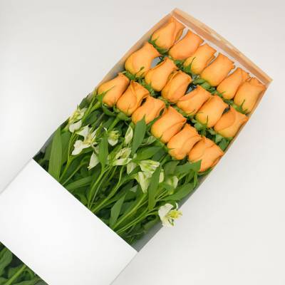 Caja de 18 Rosas Salmón - Cajas - Por medio de este delicado diseño podrás expresar todo tu amor y afecto a tu ser querido, regala esta linda caja con 18 rosas salmón y follajes verdes y demuéstrale lo importante que es para ti. La caja lleva su respectiva tapa. Sugerimos que acompañes este diseño con chocolates, peluches, globos o vinos para hacer aún más especial tu detalle, en el siguiente paso de la compra puedes agregar a tu orden estos productos si lo deseas. - Floresco