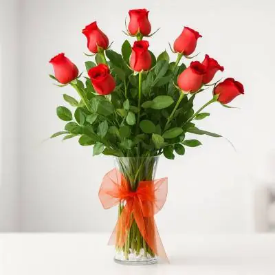 Jarrón con 12 Rosas - Jarrones - Solo cuando quieres expresar amor envías rosas, qué mejor que este sencillo y elegante diseño floral elaborado sobre un jarrón de vidrio con 12 rosas y follajes verdes. Sugerimos que acompañes este diseño con chocolates, peluches, globos o vinos para hacer aún más especial tu detalle, en el siguiente paso de la compra puedes agregar a tu orden estos productos si lo deseas. - Floresco