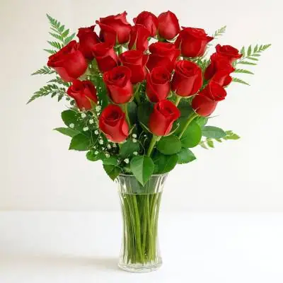 Jarrón con Rosas - Jarrones - Cada vez que desees expresar tu amor regala rosas, qué mejor que este bello y elegante diseño floral elaborado sobre un jarrón de vidrio con rosas y follajes verdes, es ideal para enamorados. Sugerimos que acompañes este diseño con chocolates, peluches, globos o vinos para hacer aún más especial tu detalle, en el siguiente paso de la compra puedes agregar a tu orden estos productos si lo deseas. - Floresco