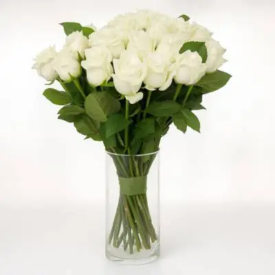 Jarrón Pétalos Blancos - Jarrones - Las flores blancas expresan pureza y tranquilidad, envía a ese ser querido este delicado jarrón con rosas blancas y follajes verdes. Sugerimos que acompañes este diseño con chocolates, peluches, globos o vinos para hacer aún más especial tu detalle, en el siguiente paso de la compra puedes agregar a tu orden estos productos si lo deseas. - Floresco
