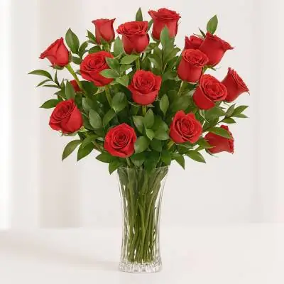 Jarrón Te Extraño - Jarrones - Las flores te permiten expresar tus sentimientos, son ideales para cualquier ocasión, que mejor que este sencillo y elegante jarrón de vidrio con 18 rosas y follajes verdes. Sugerimos que acompañes este diseño con chocolates, peluches, globos o vinos para hacer aún más especial tu detalle, en el siguiente paso de la compra puedes agregar a tu orden estos productos si lo deseas. - Floresco