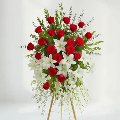 Pedestal Fúnebre Adoración - Fúnebres - Hay momentos en los cuales expresar sentimientos se convierte en una difícil situación, que mejor que las flores para enviar tus más sentidas condolencias a los familiares de ese ser que ha partido, envía este hemoso diseño tipo pedestal el cual se ha elaborado con rosas rojas, lirios blancos y follajes verdes. - Floresco