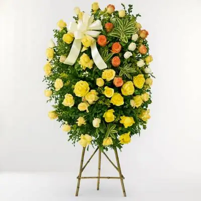 Pedestal Fúnebre Descansa Ahora - Fúnebres - Ofrece tus más sinceras condolencias a la familia de ese ser que ha partido, envía este hermoso pedestal que contiene 50 rosas en tonos amarillos y follajes verdes. Las flores son la forma más clara de transmitir los sentimientos en esta triste ocasión. - Floresco