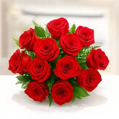 Ramillete o Bouquet de Rosas - Ramilletes - Las rosas son sinónimo de ternura y amor, y que mejor que este delicado ramillete de mano o bouquet de rosas y follajes verdes con elegante envoltura en papel o plastico (sin base). Es ideal para expresar todo lo que sientes por ese ser que significa todo en tu vida.&nbsp;Sugerimos que acompañes este diseño con chocolates, peluches, globos o vinos para hacer aún más especial tu detalle, en el siguiente paso de la compra puedes agregar a tu orden estos productos si lo deseas. - Floresco