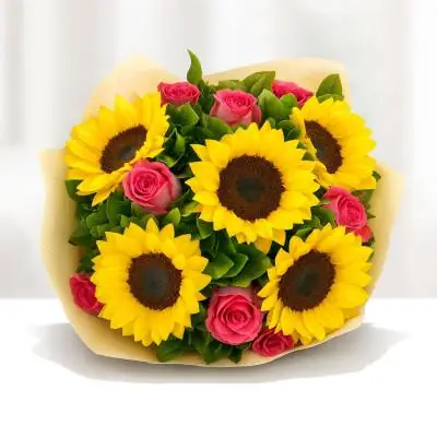 Ramillete o Bouquet Primavera - Ramilletes - Los girasoles irradian alegría y calidez, que mejor que esta mezcla perfecta para expresar tus sentimientos entre 8 rosas rojas y 5 girasoles en ramillete de mano o bouquet y follajes verdes con elegante envoltura en papel o plástico (sin base). Sugerimos que acompañes este diseño con chocolates, peluches, globos o vinos para hacer aún más especial tu detalle, en el siguiente paso de la compra puedes agregar a tu orden estos productos si lo deseas. - Floresco